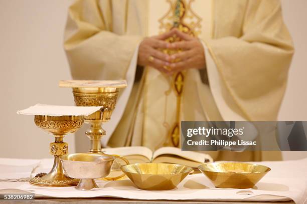 catholic eucharistic liturgy. - catholicism fotografías e imágenes de stock