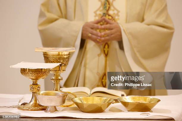 catholic eucharistic liturgy. - prete foto e immagini stock