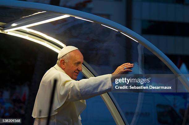 rio de janeiro. world youth day 2013. pope francis waves to the crowd while riding in the popemobile - pope photos et images de collection