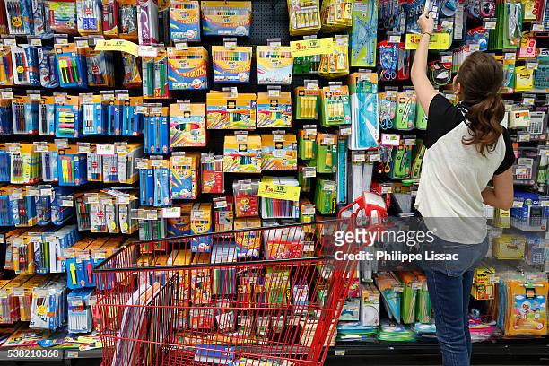 teenager shopping for school supplies in a supermarket - utiles escolares fotografías e imágenes de stock