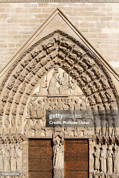 notre-dame de paris cathedral. virgin mary's door - tympanon stock-fotos und bilder