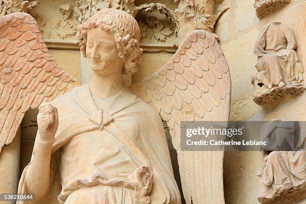 western façade. notre-dame de reims cathedral. - left portal: guardian angel saint-nicaise called "angel in smile" also called "smile of reims." - anjo da guarda imagens e fotografias de stock
