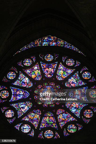 south facade rose window. notre-dame de reims cathedral. - reims cathedral fotografías e imágenes de stock