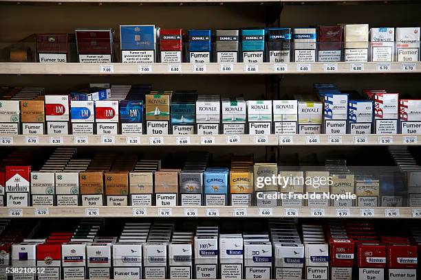 cigarette packs - paquete de cigarrillos fotografías e imágenes de stock
