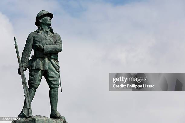 statue commemorating world war i - prima guerra mondiale foto e immagini stock