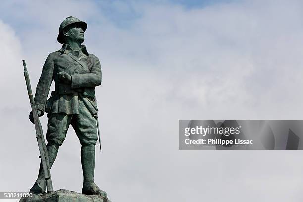 statue commemorating world war i - world war i stock pictures, royalty-free photos & images