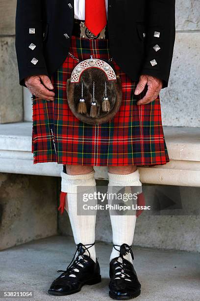 war veteran wearing a kilt - kilt stock-fotos und bilder