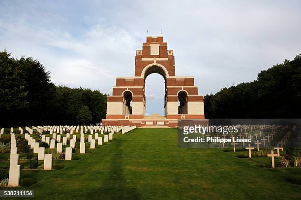 the thiepval memorial to the missing of the somme is a major war memorial to 72,191 missing british and south african men who died in the battles of the somme of the first world war between 1915 and 1918 with no known grave - world war i stock pictures, royalty-free photos & images