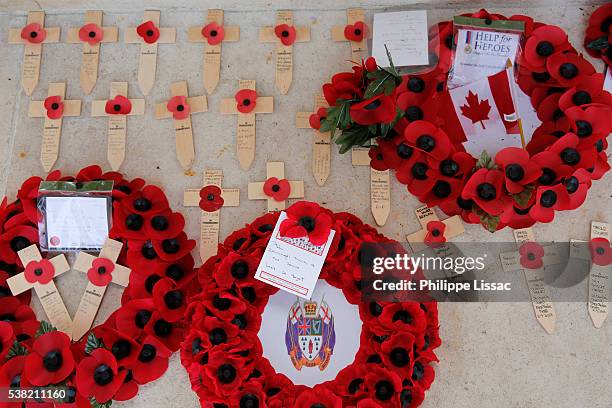 wreaths and crosses at the thiepval memorial to the missing of the somme - poppy stock pictures, royalty-free photos & images