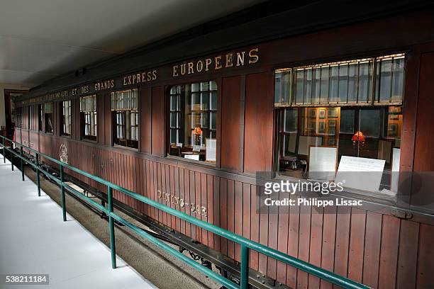 replica of the train carriage in which the armistice was signed between the allies of world war i and germany at compiègne, france, for the cessation of hostilities on the western front of world war i - armistice stock-fotos und bilder