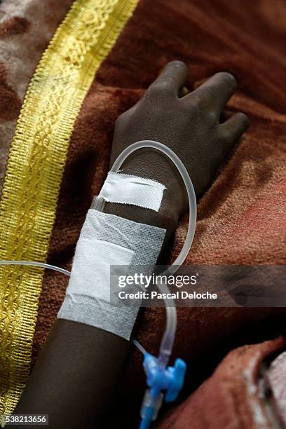 brazzaville hospital. intravenous perfusion. - コンゴ共和国 ストックフォトと画像