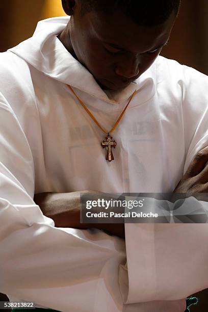 brazzaville. st anne's basilica. catholic mass. altar boy. - altar boy stock pictures, royalty-free photos & images