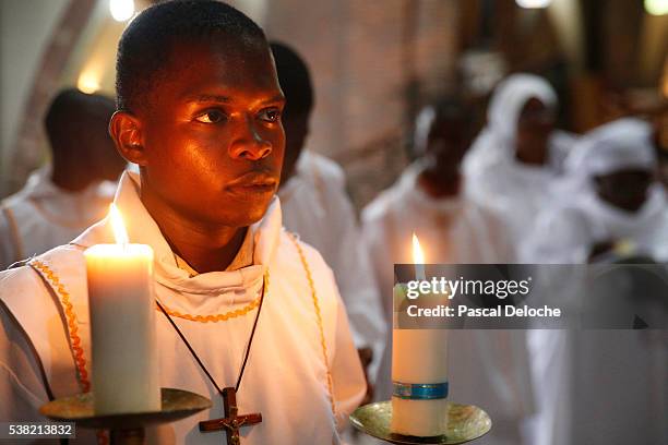 brazzaville. st anne's basilica. catholic mass. altar boy. - altar boy stock pictures, royalty-free photos & images