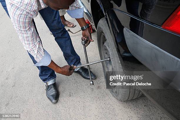 flat tyre. - flat tyre stockfoto's en -beelden