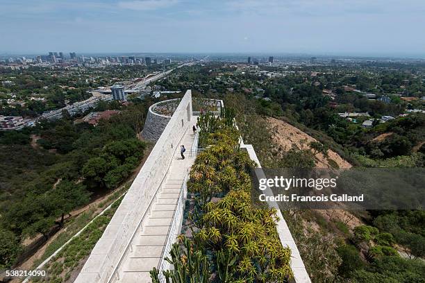 getty center green terrace over los angeles - j paul getty museum stock pictures, royalty-free photos & images