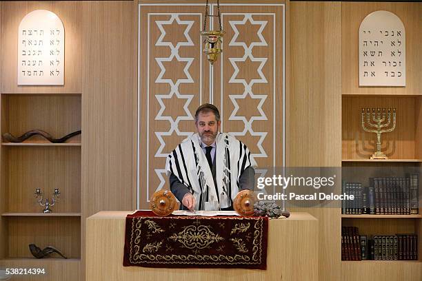 beth yaacov synagogue. reading of the torah. - jewish church stock pictures, royalty-free photos & images
