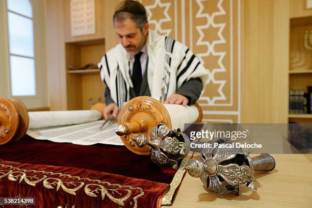 beth yaacov synagogue. reading of the torah. - reading synagogue stock pictures, royalty-free photos & images