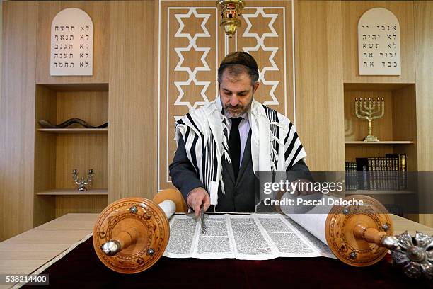 beth yaacov synagogue. reading of the torah. - reading synagogue stock pictures, royalty-free photos & images