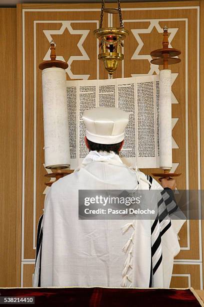 beth yaacov synagogue. reading of the torah. - the last rabi fotografías e imágenes de stock