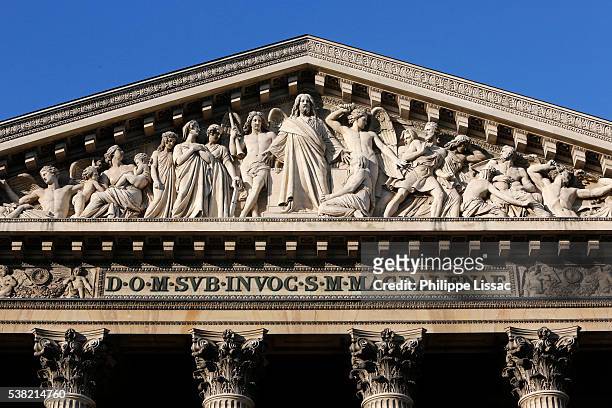 sainte-marie-madeleine church, known as la madeleine. last judgment pediment sculpted by henri lemaire (1789-1880) with a latin motto. - pediment stock pictures, royalty-free photos & images