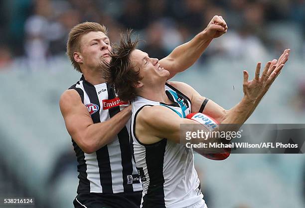 Jordan De Goey of the Magpies and Jared Polec of the Power compete for the ball during the 2016 AFL Round 11 match between the Collingwood Magpies...
