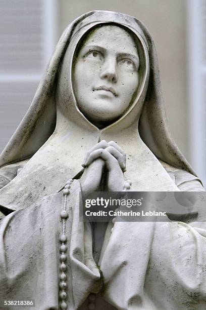 sculpture of bernadette soubirous praying. convent of st. gildard. - convent stock-fotos und bilder