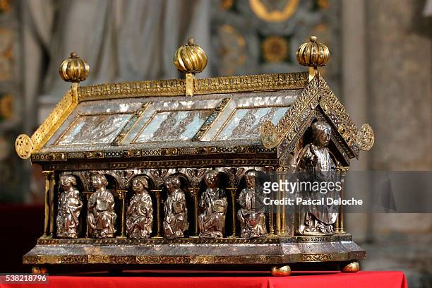notre-dame d'amiens cathedral. saint firmin box reliquary. - reliquary stock pictures, royalty-free photos & images
