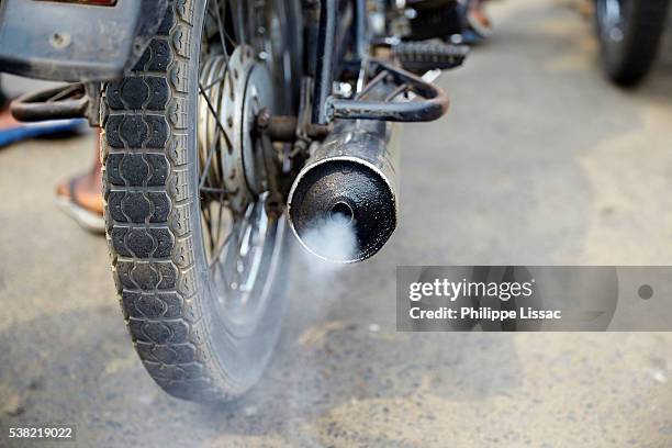 motorcycle fume - motorcycle tyre stock pictures, royalty-free photos & images