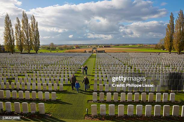 tyne cot commonwealth war graves cemetery and memorial to the missing - tyne cot cemetery stock-fotos und bilder