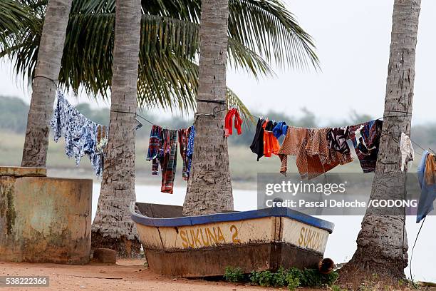 boat on the lake togo banks. - togo bildbanksfoton och bilder