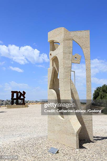 head of jacqueline. concrete sculpture 6 meters high, made by carl nesjar in 1967 in the garden of the israel museum of art in jerusalem after a paper model of picasso. - 1967 stock pictures, royalty-free photos & images