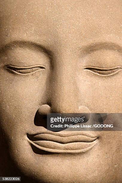 detail. buddha. cambodia. siem reap. post-bayon style. xiiith century. sandstone. guimet museum. - buddha face stockfoto's en -beelden