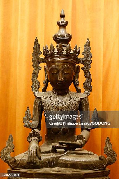 adorned buddha maravijaya. myanmar (birma). shan art. xixth century. bronze. guimet museum. - guimet museum stock pictures, royalty-free photos & images