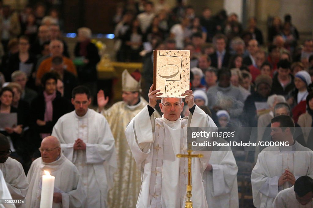 Saint Ambroise church. Entrance procession.