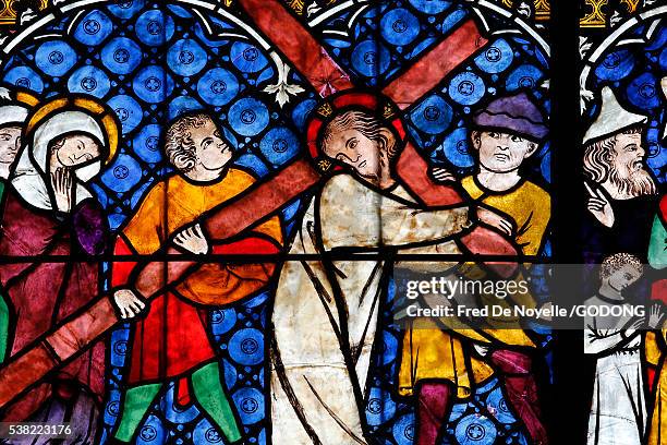 our lady of strasbourg cathedral. stained glass window xivth century. jesus carrying his cross. - cristianismo imagens e fotografias de stock
