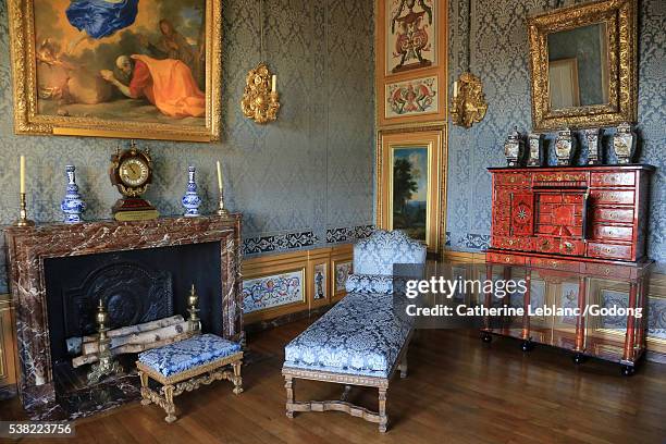 chaise longue or méridienne xviith century. red tortoiseshell carved cabinet attributed to pierre gole (1620-1684). cabinet of madame fouquet. vaux-le-vicomte castle. - fouquet stock pictures, royalty-free photos & images