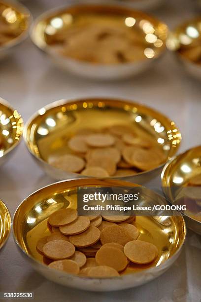 mass for the setting up of mgr aupetit in sainte geneviève de nanterre cathedral. hosts. - communion wafer stock pictures, royalty-free photos & images