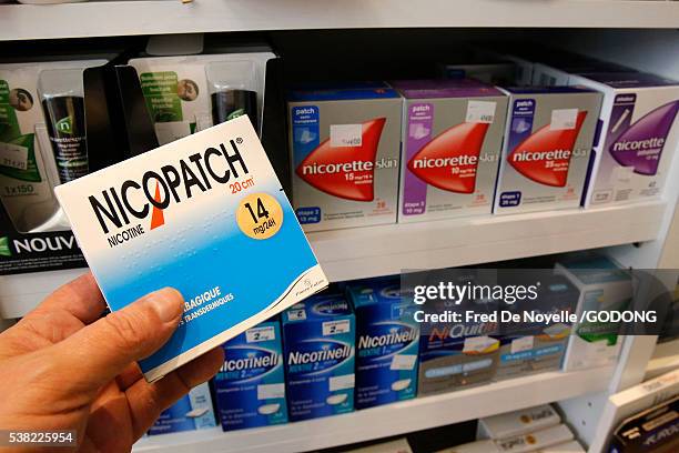 drugstore. smoking cessation. nicotine patch. - nikotin stock-fotos und bilder