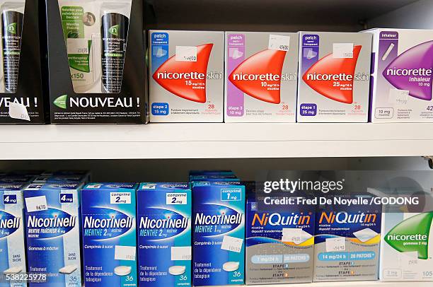 drugstore. smoking cessation. nicotine patch. - nikotin stock-fotos und bilder