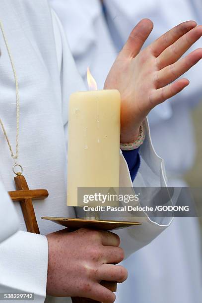 catholic mass. altar boy. - altar boy stock pictures, royalty-free photos & images