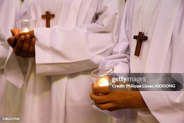 catholic celebration. first holy communion. - comunion fotografías e imágenes de stock