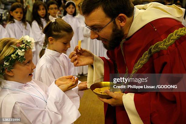 catholic celebration. first holy communion. - communion fotografías e imágenes de stock