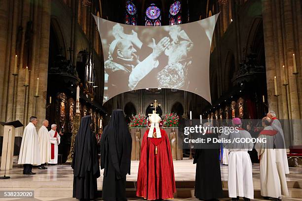ecumenical prayer wake in notre dame cathedral, paris. - ecumenismo imagens e fotografias de stock