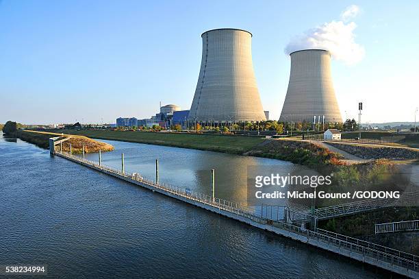belleville-sur-loire nuclear power station. - energia nucleare foto e immagini stock
