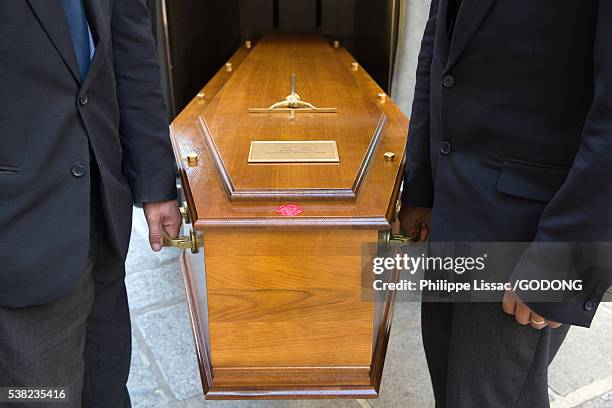 funeral. coffin carriers. - coffin photos et images de collection