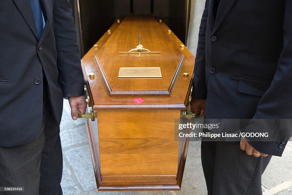 Funeral. Coffin carriers.