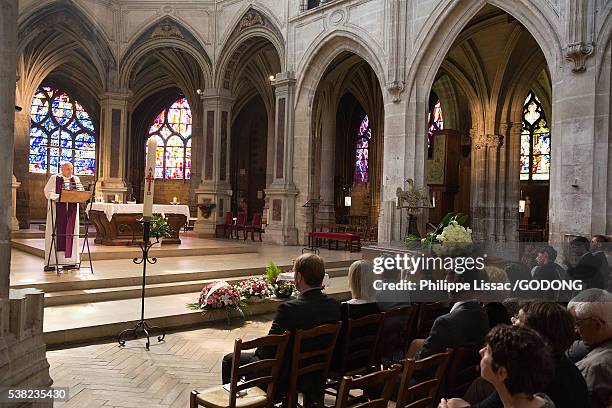 funeral in saint-severin catholic church, paris. - religious mass photos et images de collection