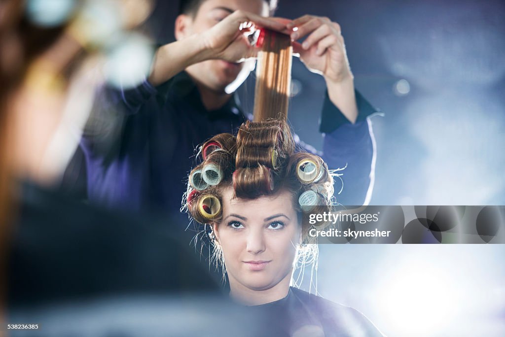 Conceito de Rolo de Cabelo no salão de cabeleireiro.