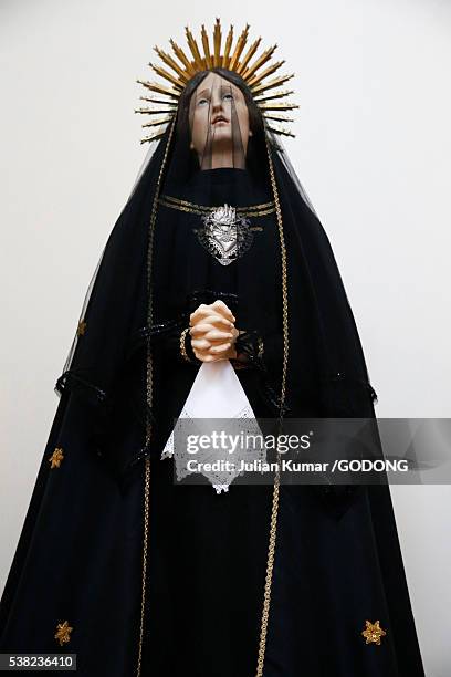 mater dolorosa statue in st. andrea's church, andrano, puglia. - black madonna stock pictures, royalty-free photos & images