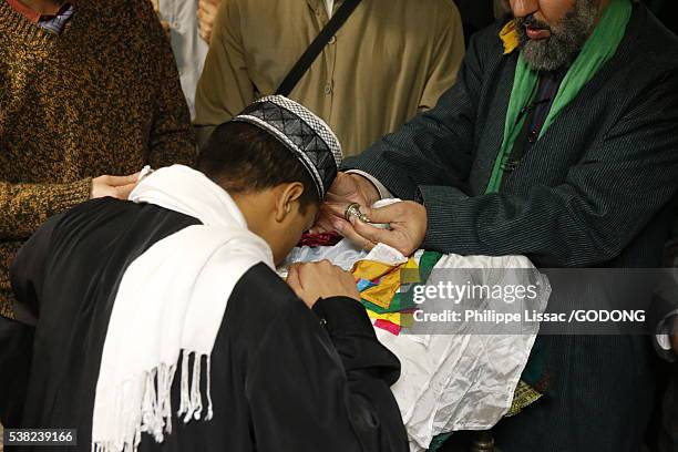 naqshbandi sufis touching a holy relic (hair of prophet muhammad) - the prophet film 2015 stock-fotos und bilder